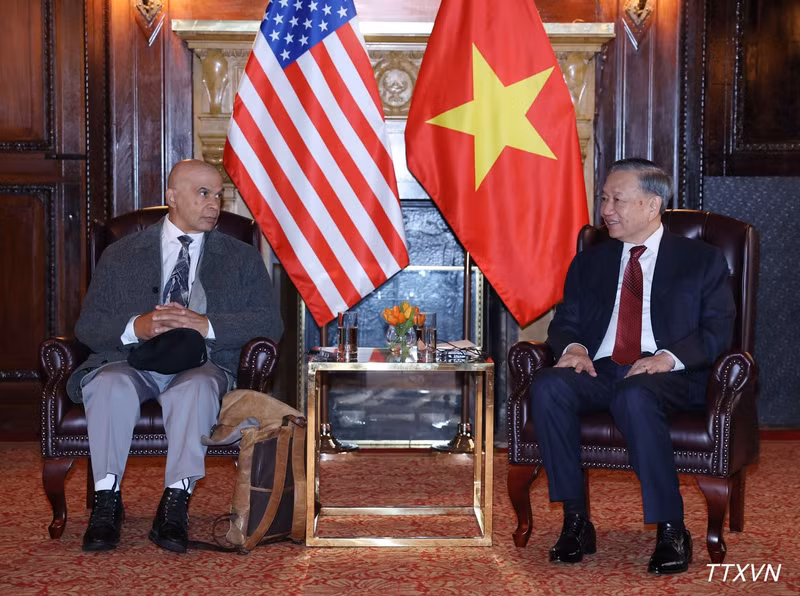 또럼 서기장 겸 국가주석(오른쪽)과 미국 공산당 공동의장 조 심스가 환담하는 모습. (사진: VNA)