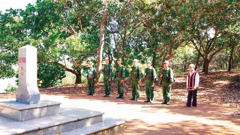 국경경비대와 함께 캄보디아와 인접한 국경을 자주 순찰하는 Ksor Bong 원로. 