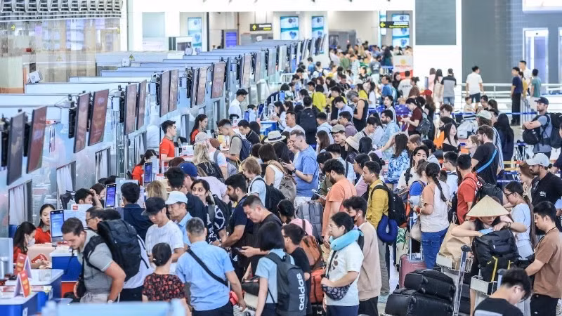 노이바이 국제공항 터미널 홀에서 체크인 절차를 밟고 있는 승객들.