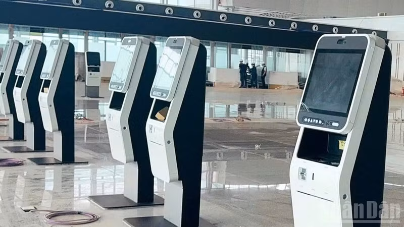 롱타인 공항 여객 터미널 내 셀프 체크인 구역이 마무리 공사 단계에 접어들며 긴급 작업이 진행되고 있다. (사진: 티엔 브엉)