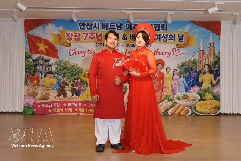 베트남 이주여성협회 기념행사에서 선보인 아오자이 패션쇼. (사진: VNA) 