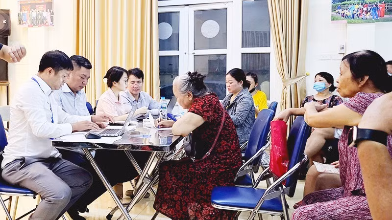 토지 자료 신고를 안내하는 모습. (사진: 남 응우옌)