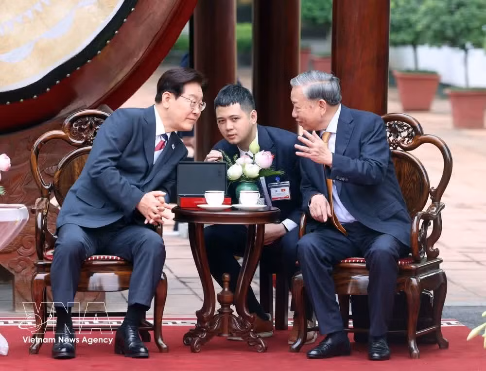또 럼 당 서기장 겸 국가주석이 행사에서 이재명 대한민국 대통령과 대화를 나누고 있다. (사진: VNA)