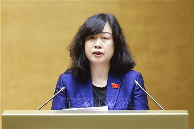 다오 홍 란 보건부 장관이 9월 9일자 정치국 결의 제72-NQ/TW의 효과적 이행을 위한 메커니즘 및 정책에 관한 국회 결의안에 대한 정부 제안을 발표하고 있다. (사진: VNA)
