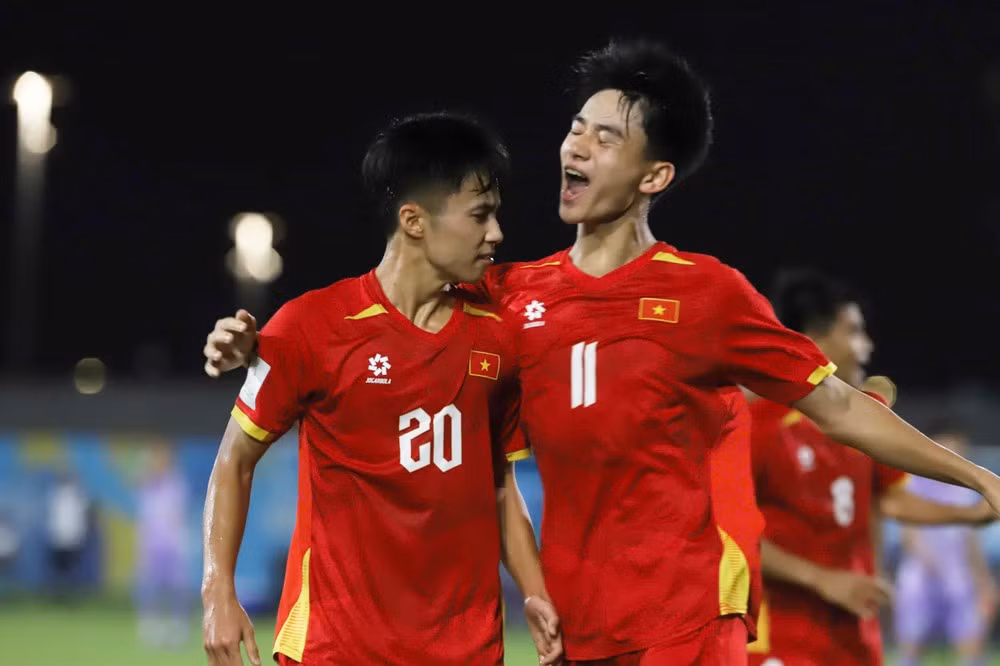 시 박(20번)이 베트남 U17 대표팀의 선제골을 넣고 기뻐하고 있다. (사진: VFF)