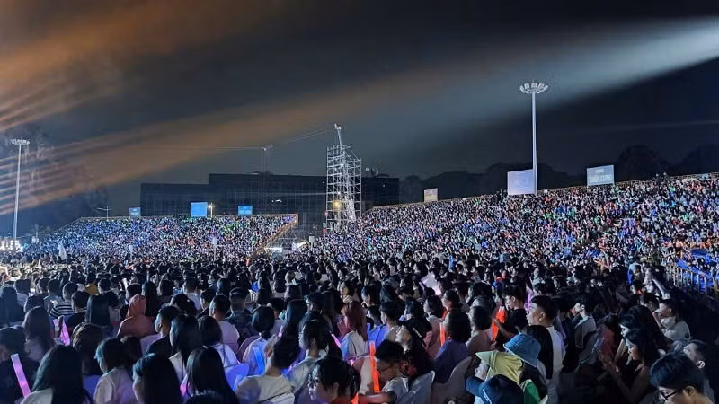 하롱 카니발 2026에 몰린 지역 주민과 관광객 인파.
