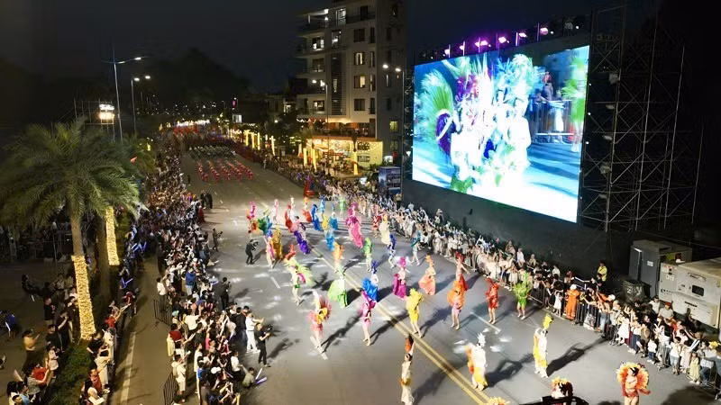 하롱 카니발 2026의 활기차고 다채로운 분위기.