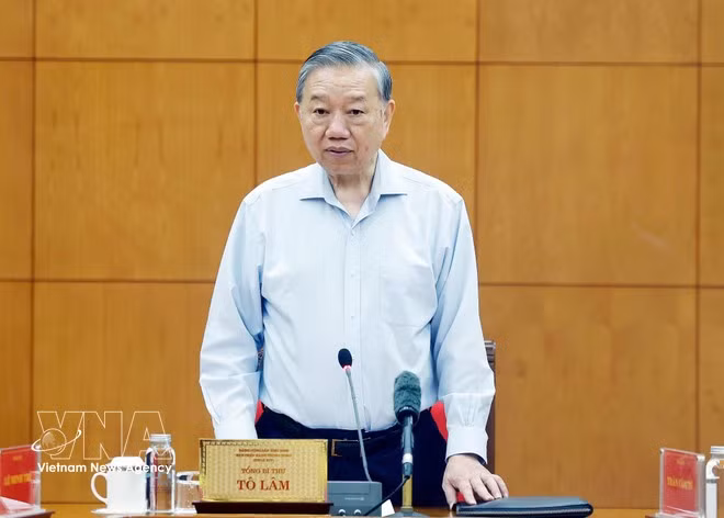 2일, 당 중앙위원회 내부사무위원회 및 관련 기관들과의 실무 회의에서 발언하는 또 럼(TO LAM) 당 서기장. (사진: VNA)