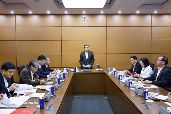 쩐 탄 먼 국회의장이 12일 전국선거위원회(NEC) 하위위원회들과 함께 제16대 국회 및 각급 인민의회 대표 선거 준비 상황을 점검하는 회의를 주재하고 있다. (사진: VNA)
