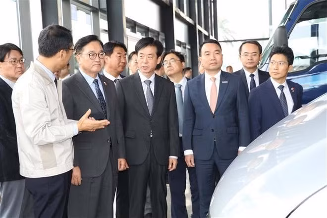 우원식 한국 국회의장이 닌빈성에 위치한 현대탄콩베트남자동차제조공사를 방문하고 있다. (사진: VNA)