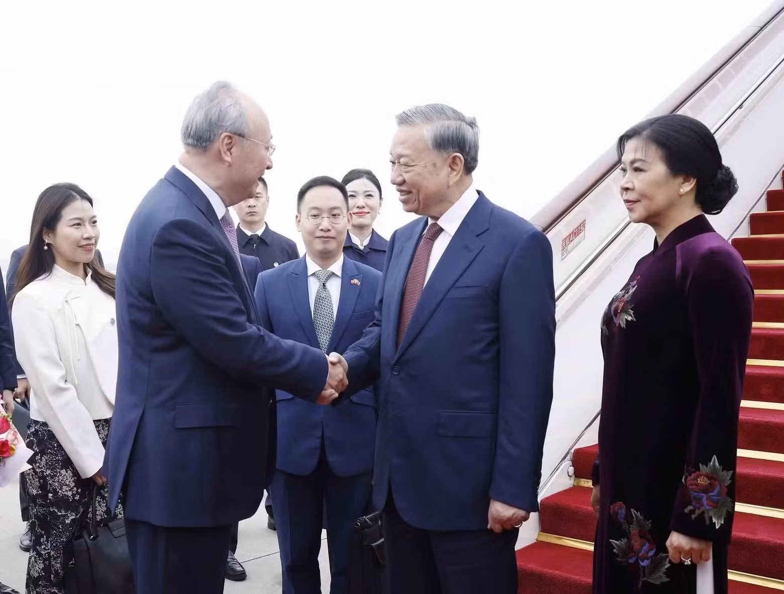 베이징 수도국제공항에서 열린 또 럼 서기장 겸 국가주석 내외 환영식. (사진: VNA)