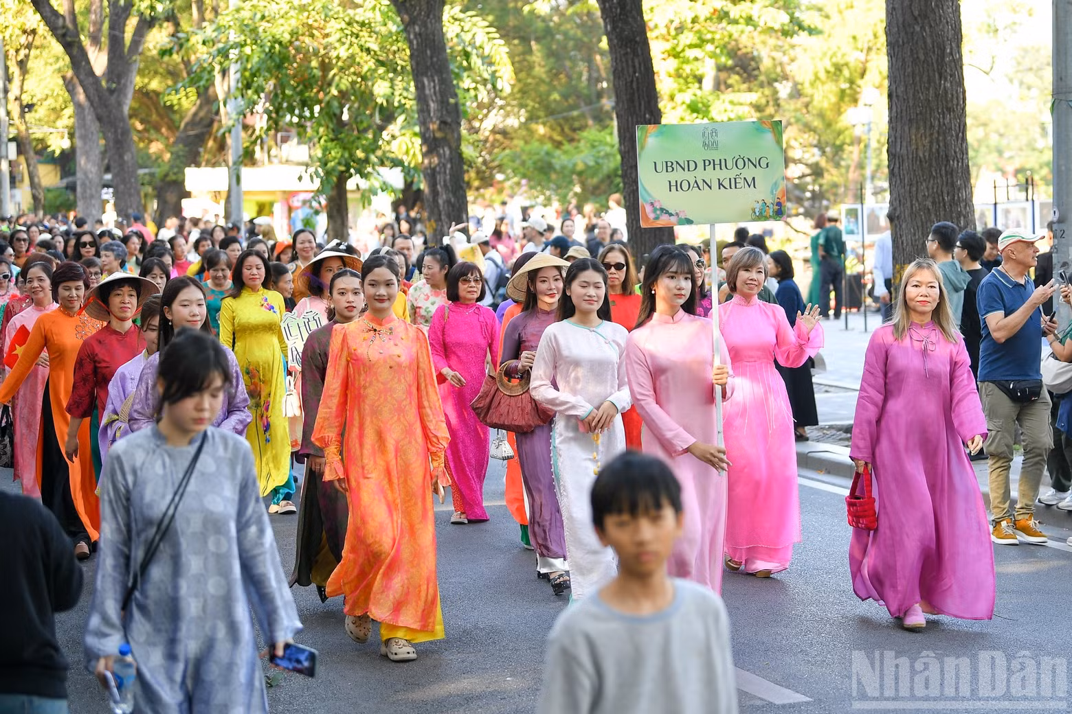 베트남 전통 의상 축제에는 복원 의상, 오판 아오자이, 그리고 다양한 전통 베트남 복장을 입은 약 800명의 참가자가 운집했다.
