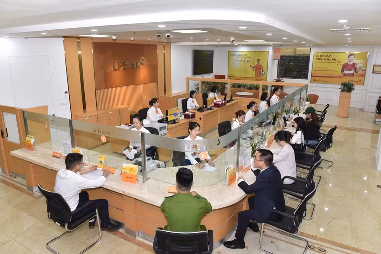 LPBank 지점에서 거래를 하는 고객들. (사진: The Dai)