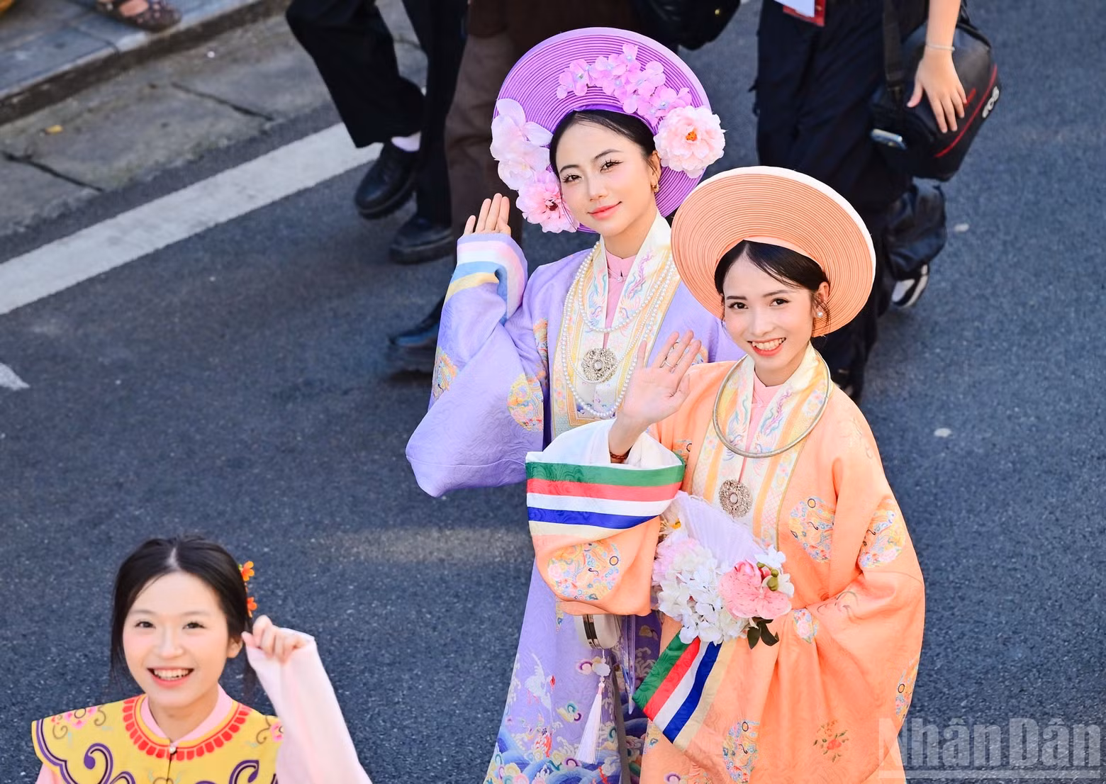 이번 프로그램은 고대 베트남 전통 의상 연구, 수집, 활용에 헌신하는 하노이 지역 사회의 열정과 성과를 공유했다.