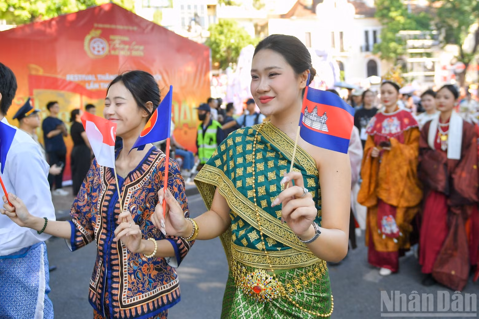 아세안(ASEAN.동남아국가연합) 회원국들의 전통 의상도 함께 선보여, 베트남의 아세안 가입 30주년을 기념했다.