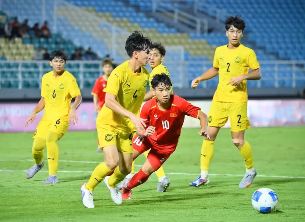 U17 베트남이 확실한 우위를 점한 전반전 경기 모습.