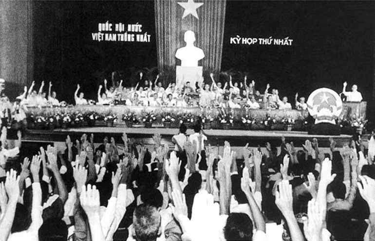 제6기(1976–1981) 선거는 1976년 4월 25일에 실시. 선출 의원 수: 492명. 사진은 1976년 6월 2일 통일 국회 첫 회기에서 국기, 국장, 국가를 채택하는 표결이 진행되는 모습이다.