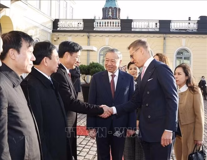 또 럼 베트남 공산당 서기장이 환영식에서 핀란드 대통령 알렉산데르 스투브에게 베트남 대표단을 소개하고 있다. (사진: VNA)