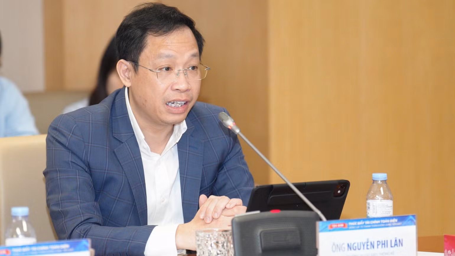 응우옌 피 런 국장이 금융 서비스 접근성을 더 넓은 계층으로 확대하는게 핵심 과제 중 하나임을 강조하고 있다. (사진: VIET PHONG)